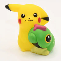 Figurine Pokemon Pikachu N°025 avec Chenipan finger puppet