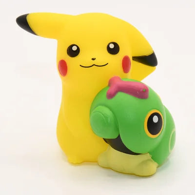 Figurine Pokemon Pikachu N°025 avec Chenipan finger puppet